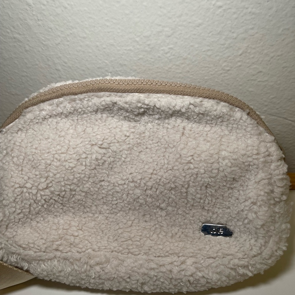 LOLE LOLË IVORY FLEECE CROSSBODY BELT BAG